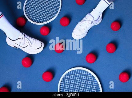 Champions spielen weiter, bis sie es richtig machen. Zwei Frauen stehen auf dem Tennisplatz. Stockfoto