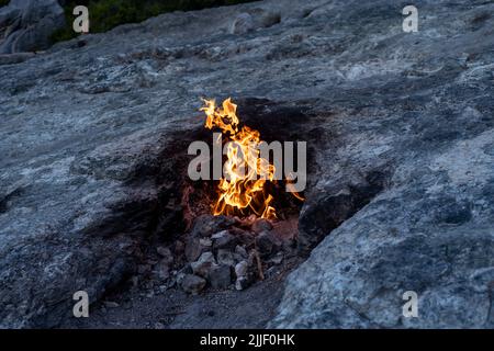Das ewige oder ewige Feuer, Yanartas, wird vom Berg Chimera, der in der Nähe von Olympos in Antalya liegt, genannt. Brennendes Gestein aufgrund ständiger Erdgaslecks. Stockfoto