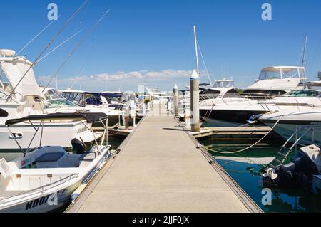 Festmachen von Yachten und Motorbooten in der Marina - Soldiers Point, NSW, Australien Stockfoto