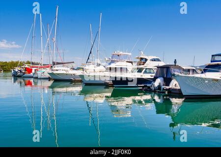 Festmachen von Yachten und Motorbooten in der Marina - Soldiers Point, NSW, Australien Stockfoto