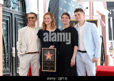 LOS ANGELES - JUL 25: Leland Orser, Laura Linney, Jeanne Trippehorn, August Trippehorn Orser bei der Laura Linney Star Ceremony auf dem Hollywood Walk of Fame am 25. Juli 2022 in Los Angeles, CA Stockfoto