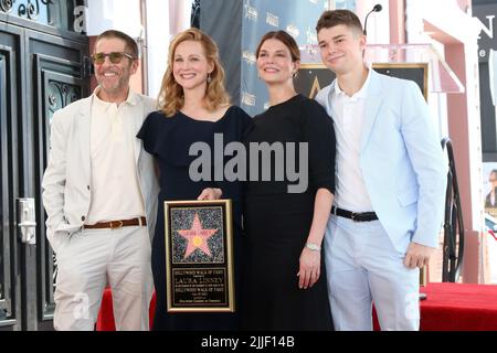 LOS ANGELES - JUL 25: Leland Orser, Laura Linney, Jeanne Trippehorn, August Trippehorn Orser bei der Laura Linney Star Ceremony auf dem Hollywood Walk of Fame am 25. Juli 2022 in Los Angeles, CA Stockfoto