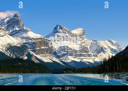 Eine malerische Aussicht auf Mount Warren von der Bootstour auf dem Maligne Lake im Jasper National Park Alberta. Stockfoto