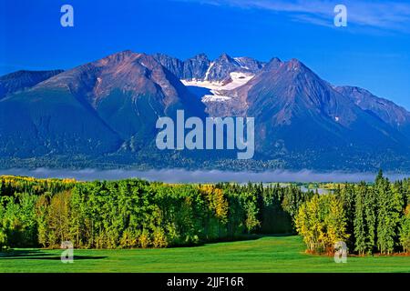 Eine frühe Herbstlandschaft des Hudson Bay Mountain in der Nähe von Smithers British Columbia, Kanada Stockfoto