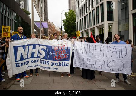 Gesundheitsfachkräfte, darunter Ärzte und Krankenschwestern, sahen während der Demonstration vor dem Gesundheitsministerium Banner und Slogan mit sich führen. Ärzte, Krankenschwestern und andere Angehörige des Gesundheitswesens versammelten sich außerhalb des Gesundheitsministeriums und forderten eine Lohnerhöhung, die der Inflationsrate entsprechen sollte. Die Massen marschierten später zur Downing Street und fordern die Regierung auf, auf ihre Forderungen zu reagieren, sonst werden sie in den kommenden Monaten Industrieaktionen planen. (Foto von Hesther Ng/SOPA Images/Sipa USA) Stockfoto