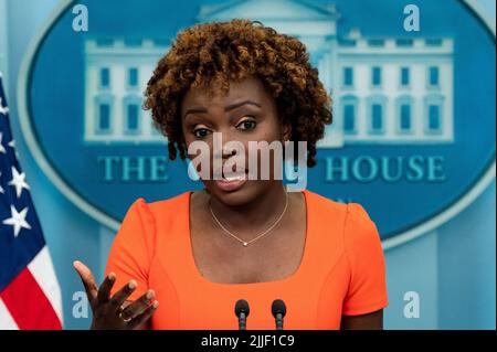 Washington, Usa. 25.. Juli 2022. Die Pressesprecherin des Weißen Hauses, Karine Jean-Pierre, spricht bei einer Pressekonferenz im Pressesprecheraum des Weißen Hauses. Kredit: SOPA Images Limited/Alamy Live Nachrichten Stockfoto