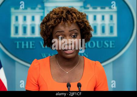 Washington, Usa. 25.. Juli 2022. Die Pressesprecherin des Weißen Hauses, Karine Jean-Pierre, spricht bei einer Pressekonferenz im Pressesprecheraum des Weißen Hauses. Kredit: SOPA Images Limited/Alamy Live Nachrichten Stockfoto