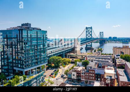 Luftaufnahme von Philadelphia mit Blick auf die Ben Franklin Bridge Stockfoto