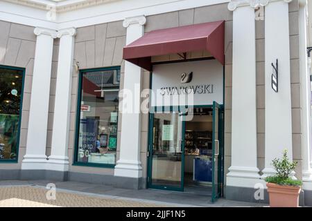 Eingang des Swarovski-Geschäfts im McArthur Glen Designer Outlet Stockfoto