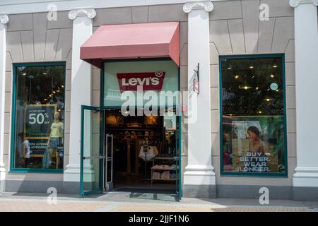 Eingang zum Levi's Store im McArthur Glen Designer Outlet Stockfoto