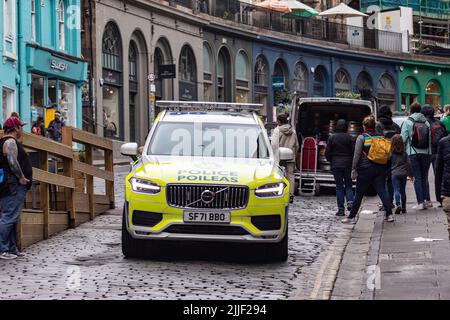 Schottische Polizeipoileas in einem Volvo Polizeiauto auf den Kopfsteinpflasterstraßen West Bow, Edinburgh Altstadt, Sommer 2022, Schottland, Großbritannien Stockfoto