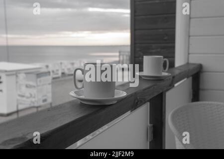 Meer Reise Kaffee Tasse Hintergrund Strand Tasse Meer Wasser Frühstück, für Sommerwellen in frisch für Sicht Mokka, Sonne Keramik. Mode Illustration glücklich, Stockfoto