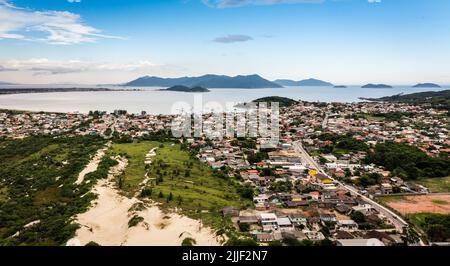 Panorama-Luftaufnahme von Enseada da Pinheira - einem kleinen Ferienort in der Vorsehung von Santa Catarina, Brasilien Stockfoto