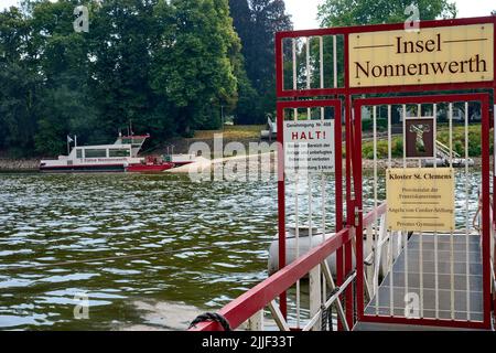 Remagen, Deutschland. 20.. Juli 2022. Die Fähre zur Rheininsel Nonnenwerth hat ihren Betrieb eingestellt. Nach fast 170 Jahren ging die Schultradition auf der Rheininsel Nonnenwerth bei Remagen am Freitag mit vielen Kindertränen zu Ende. (To dpa: Nonnenwerth Island steht nach langer Schultradition vor einer ungewissen Zukunft). Quelle: Thomas Frey/dpa/Alamy Live News Stockfoto