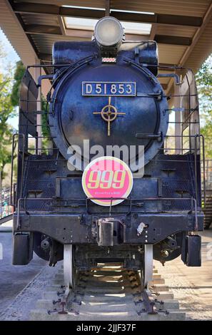 tokio, japan - 02 2021. november: Vorderansicht eines Kohlezuges im Asukayama-Park, geschmückt mit dem Logo der Manga-Serie Galaxy Express 999 von Stockfoto