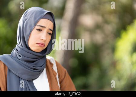 Traurige muslimische Frau im Freien. Nahaufnahme Stockfoto