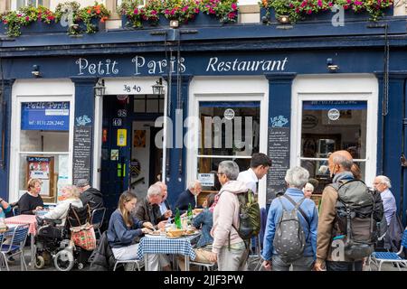 Petit Paris französisches Restaurant in Grassmarket Edinburgh an einem Sommertag mit Gästen, die im Freien speisen, im Stadtzentrum von Edinburgh, Schottland, Großbritannien Stockfoto