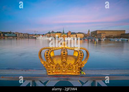 Skeppsholmsbron (Skeppsholm-Brücke) und die Skyline von Stockholm in Schweden. Stockfoto