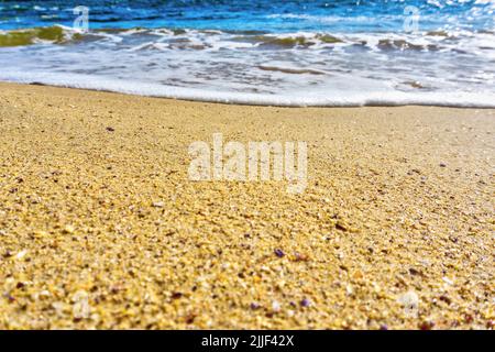 Aus der Nähe von goldenem Sand und sanften Wellen am Watsons Bay Beach in Sydney, Australien. Sandstrand Hintergrund mit Kopierplatz. Stockfoto