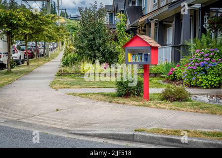 Maple Ridge, BC- 16. Juli 2022: Kleine Gemeinschaft nehmen und verlassen Bibliothek in Maple Ridge, BC Stockfoto