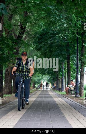 Woronesch, Russland. 25.. Juli 2022. Bürger gesehen auf dem Platz der Kolzowskaja Straße an einem typischen Sommertag in Woronesch. Kredit: SOPA Images Limited/Alamy Live Nachrichten Stockfoto