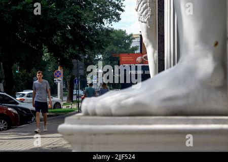 Woronesch, Russland. 25.. Juli 2022. Details der Beine der Skulptur der Atlanter der Elite-Wohnanlage an einem typischen Sommertag in Woronesch. Kredit: SOPA Images Limited/Alamy Live Nachrichten Stockfoto