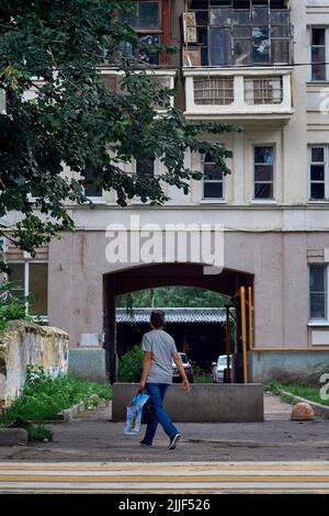 Woronesch, Russland. 25.. Juli 2022. Bogen eines alten Hauses in der Innenstadt an einem typischen Sommertag in Woronesch gesehen. Kredit: SOPA Images Limited/Alamy Live Nachrichten Stockfoto