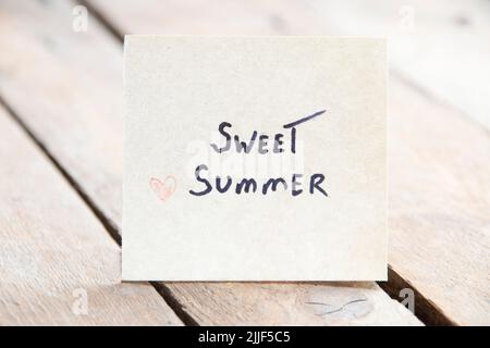 Süßes Sommerkonzept. Ein Tag mit der Aufschrift. Stockfoto