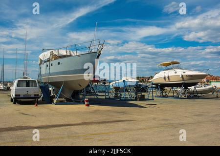 Izola, Slowenien - 9.. Juli 2022. Freizeitboote werden an den Bootskadeln des Yachthafens Izola an der slowenischen Adriaküste repariert Stockfoto