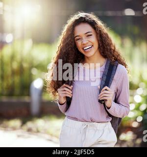 Bereit für ein neues Jahr. Eine junge Frau, die in einem Park steht. Stockfoto
