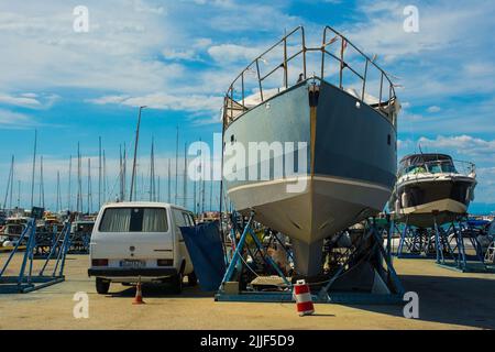 Izola, Slowenien - 9.. Juli 2022. Freizeitboote werden an den Bootskadeln des Yachthafens Izola an der slowenischen Adriaküste repariert Stockfoto