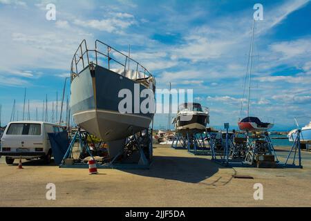 Izola, Slowenien - 9.. Juli 2022. Freizeitboote werden an den Bootskadeln des Yachthafens Izola an der slowenischen Adriaküste repariert Stockfoto