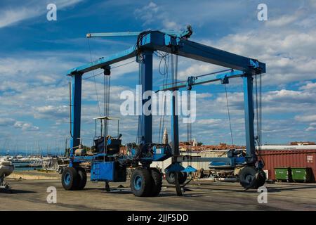 Izola, Slowenien - 9.. Juli 2022. Ein fahrbarer Aufzug oder Hebezeug am Yachthafen von Izola an der slowenischen Adriaküste Stockfoto