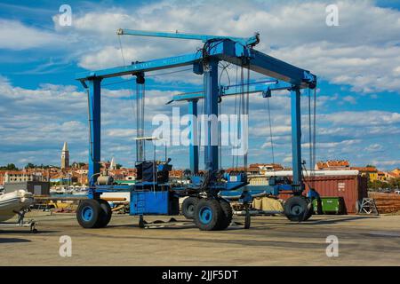 Izola, Slowenien - 9.. Juli 2022. Ein fahrbarer Aufzug oder Hebezeug am Yachthafen von Izola an der slowenischen Adriaküste Stockfoto