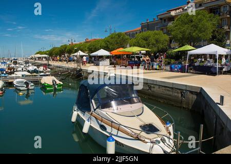 Izola, Slowenien - 9.. Juli 2022. Ein Straßenmarkt am Ufer der historischen mittelalterlichen Stadt Izola an der Adriaküste Sloweniens Stockfoto