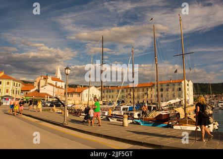 Izola, Slowenien - 9.. Juli 2022. Das Wasser der historischen mittelalterlichen Stadt Izola an der Adriaküste Sloweniens Stockfoto