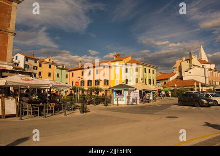 Izola, Slowenien - 9.. Juli 2022. Die historische Uferpromenade von Izola an der Adriaküste Sloweniens Stockfoto