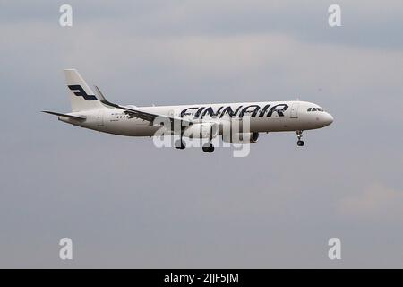 London, Großbritannien. 21.. Juli 2022. Eine Finnair nähert sich dem Flughafen London Heathrow Terminal 5 an. (Foto: Dinendra Haria/SOPA Images/Sipa USA) Quelle: SIPA USA/Alamy Live News Stockfoto