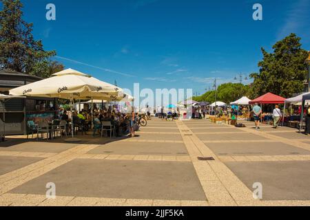 Izola, Slowenien - 9.. Juli 2022. Ein Straßenmarkt am Sommerwochenende in der historischen Stadt Izola an der slowenischen Adriaküste Stockfoto