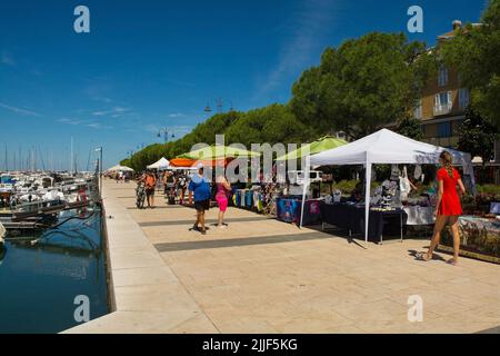 Izola, Slowenien - 9.. Juli 2022. Ein Straßenmarkt am Sommerwochenende in der historischen Stadt Izola an der slowenischen Adriaküste Stockfoto