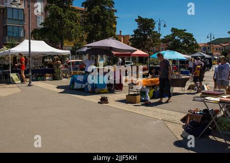 Izola, Slowenien - 9.. Juli 2022. Ein Straßenmarkt am Sommerwochenende in der historischen Stadt Izola an der slowenischen Adriaküste Stockfoto