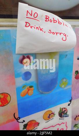Auf einem Food-Van sagt ein handgeschriebenes apologetisches Schild den Kunden, dass sie keinen Bubble Tea mehr haben. Stockfoto