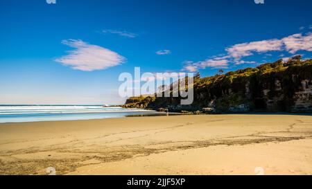 Höhlenstrand unter wunderschönem Himmel im Booderee National Park Stockfoto