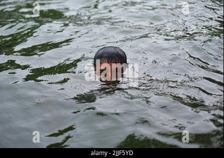 Kinder schwimmen in einem Teich. Ertrinken ist weltweit eine der