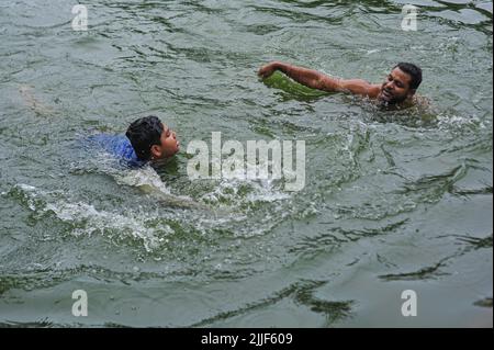 Kinder schwimmen in einem Teich. Ertrinken ist weltweit eine der