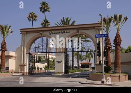 Hollywood, CA / USA - 25. Juli 2022: Das ikonische Melrose Gate auf dem Pictures Studio Lot wird tagsüber gezeigt. Nur für redaktionelle Zwecke. Stockfoto