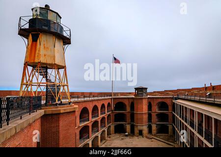 Fort Point National Historic Site Festungshof und Leuchtturm unter der Golden Gate Bridge am Eingang zur San Francisco Bay, Kalifornien Stockfoto