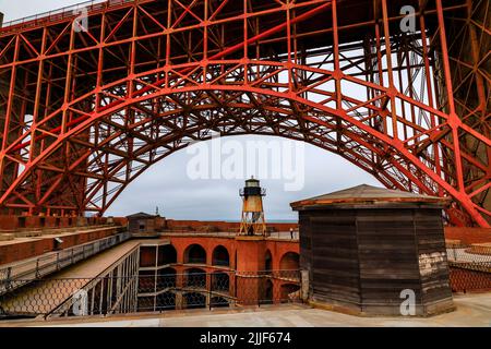 Innenhof und Leuchtturm von Fort Point mit der Unterstützung der Golden Gate Bridge am Eingang zur San Francisco Bay, Kalifornien Stockfoto