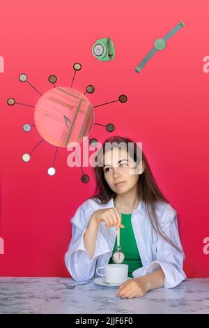 Schönes Mädchen sitzt am Tisch und trinkt Tee, mit Stoppuhr als Teebeutel. Verschiedene Uhren, große Uhr fliegen aus dem Kopf der Frau auf rotem Hintergrund. Kreative abstrakte Collage Bild. Hochwertige Fotos Stockfoto