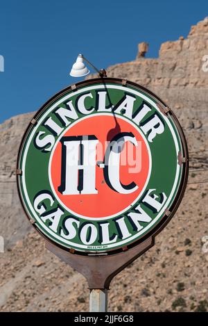 Schild mit einer alten Tankstelle im historischen Viertel von „The City“, Utah. Stockfoto